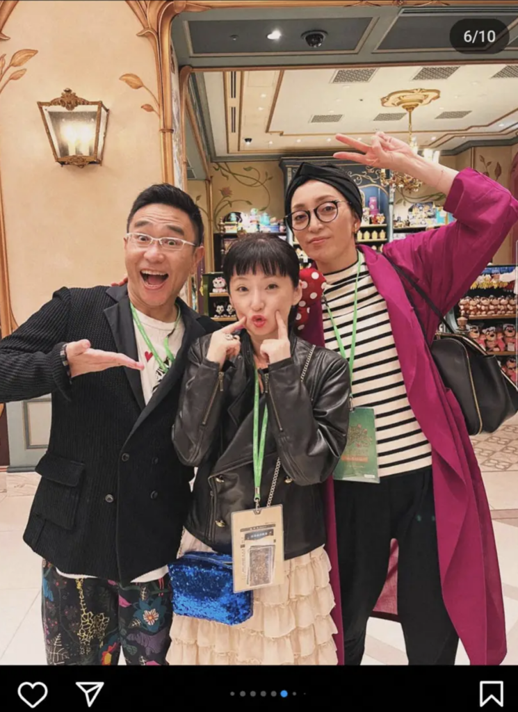 八嶋智人、宮下今日子夫妻と写真に納まる千秋。